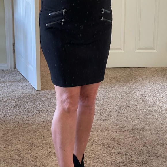 💋SALE💋 Paige black stretch skirt, back zipper, length 18’’, zip pockets Size M - Picture 3 of 4